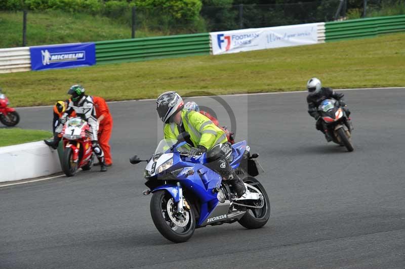 Mallory park Leicestershire;Mallory park photographs;Motorcycle action photographs;classic bikes;event digital images;eventdigitalimages;mallory park;no limits trackday;peter wileman photography;vintage bikes;vintage motorcycles;vmcc festival 1000 bikes