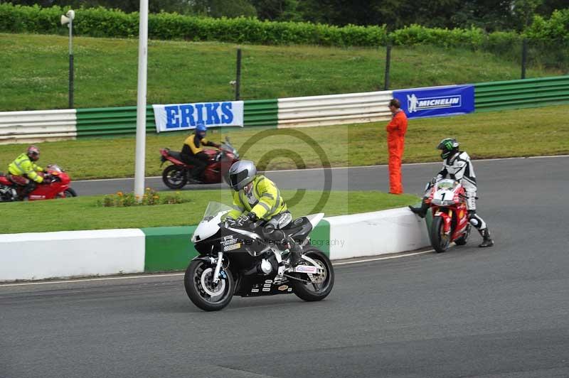 Mallory park Leicestershire;Mallory park photographs;Motorcycle action photographs;classic bikes;event digital images;eventdigitalimages;mallory park;no limits trackday;peter wileman photography;vintage bikes;vintage motorcycles;vmcc festival 1000 bikes