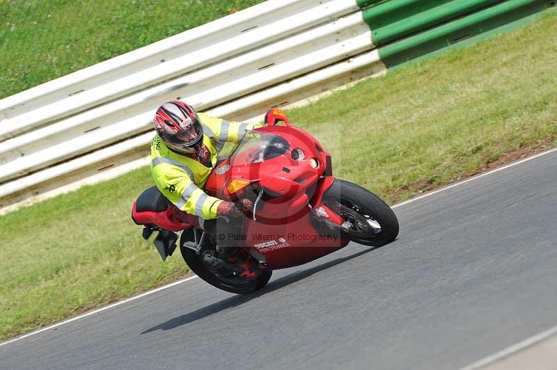 Mallory park Leicestershire;Mallory park photographs;Motorcycle action photographs;classic bikes;event digital images;eventdigitalimages;mallory park;no limits trackday;peter wileman photography;vintage bikes;vintage motorcycles;vmcc festival 1000 bikes