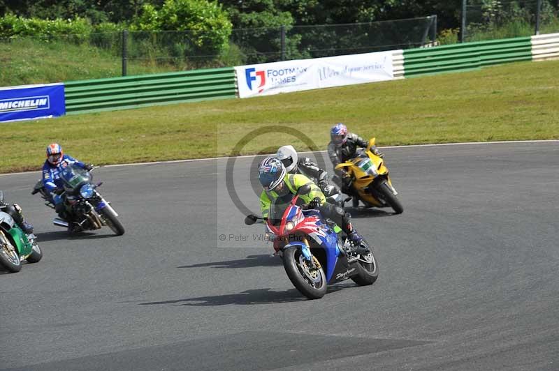 Mallory park Leicestershire;Mallory park photographs;Motorcycle action photographs;classic bikes;event digital images;eventdigitalimages;mallory park;no limits trackday;peter wileman photography;vintage bikes;vintage motorcycles;vmcc festival 1000 bikes