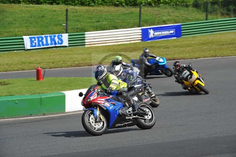 Mallory park Leicestershire;Mallory park photographs;Motorcycle action photographs;classic bikes;event digital images;eventdigitalimages;mallory park;no limits trackday;peter wileman photography;vintage bikes;vintage motorcycles;vmcc festival 1000 bikes