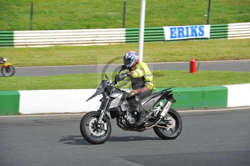 Mallory park Leicestershire;Mallory park photographs;Motorcycle action photographs;classic bikes;event digital images;eventdigitalimages;mallory park;no limits trackday;peter wileman photography;vintage bikes;vintage motorcycles;vmcc festival 1000 bikes