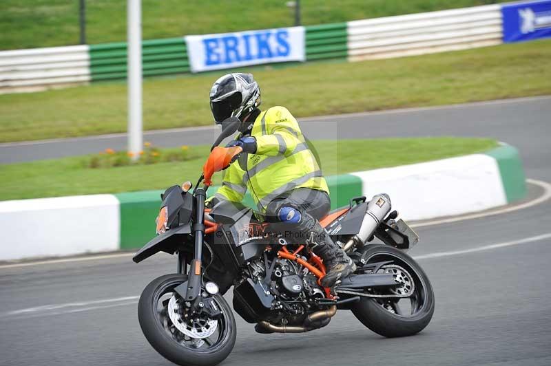 Mallory park Leicestershire;Mallory park photographs;Motorcycle action photographs;classic bikes;event digital images;eventdigitalimages;mallory park;no limits trackday;peter wileman photography;vintage bikes;vintage motorcycles;vmcc festival 1000 bikes