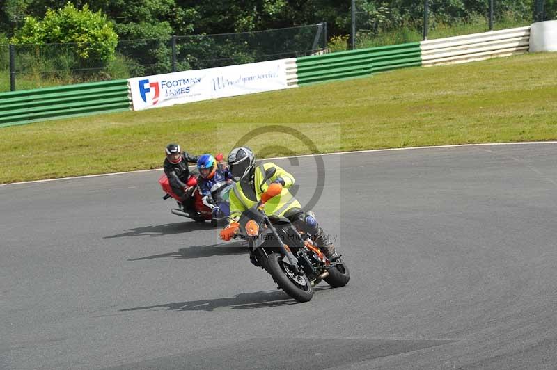 Mallory park Leicestershire;Mallory park photographs;Motorcycle action photographs;classic bikes;event digital images;eventdigitalimages;mallory park;no limits trackday;peter wileman photography;vintage bikes;vintage motorcycles;vmcc festival 1000 bikes