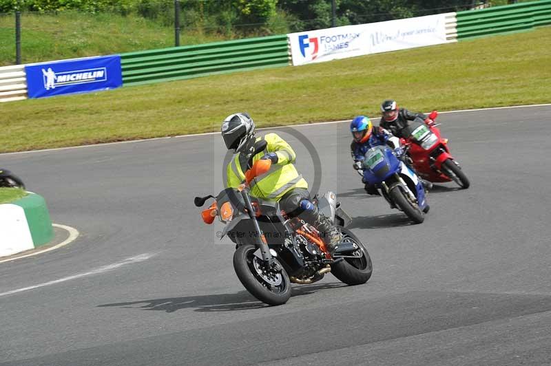 Mallory park Leicestershire;Mallory park photographs;Motorcycle action photographs;classic bikes;event digital images;eventdigitalimages;mallory park;no limits trackday;peter wileman photography;vintage bikes;vintage motorcycles;vmcc festival 1000 bikes