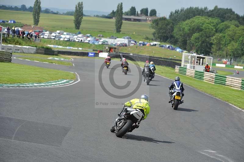 Mallory park Leicestershire;Mallory park photographs;Motorcycle action photographs;classic bikes;event digital images;eventdigitalimages;mallory park;no limits trackday;peter wileman photography;vintage bikes;vintage motorcycles;vmcc festival 1000 bikes