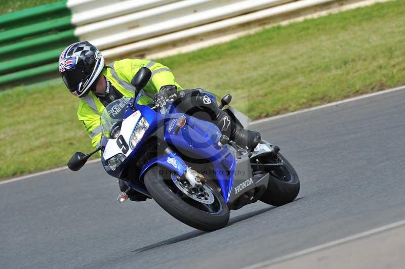 Mallory park Leicestershire;Mallory park photographs;Motorcycle action photographs;classic bikes;event digital images;eventdigitalimages;mallory park;no limits trackday;peter wileman photography;vintage bikes;vintage motorcycles;vmcc festival 1000 bikes