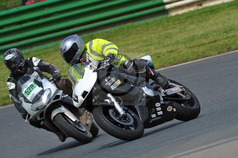 Mallory park Leicestershire;Mallory park photographs;Motorcycle action photographs;classic bikes;event digital images;eventdigitalimages;mallory park;no limits trackday;peter wileman photography;vintage bikes;vintage motorcycles;vmcc festival 1000 bikes