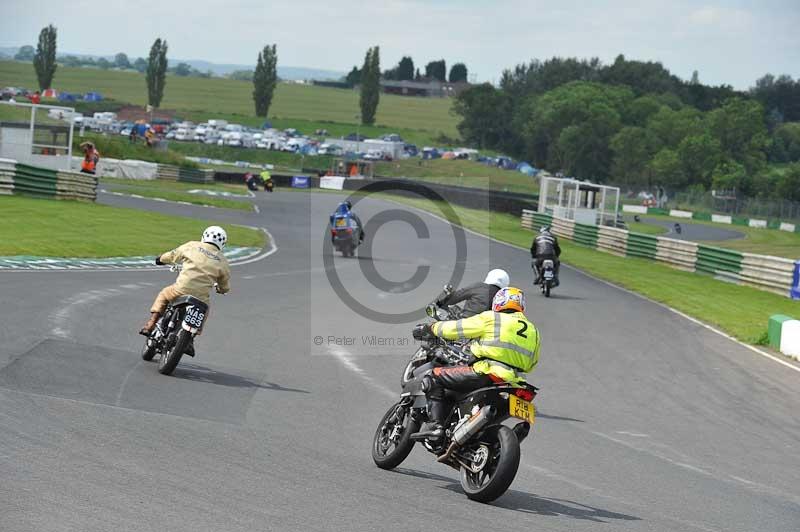 Mallory park Leicestershire;Mallory park photographs;Motorcycle action photographs;classic bikes;event digital images;eventdigitalimages;mallory park;no limits trackday;peter wileman photography;vintage bikes;vintage motorcycles;vmcc festival 1000 bikes