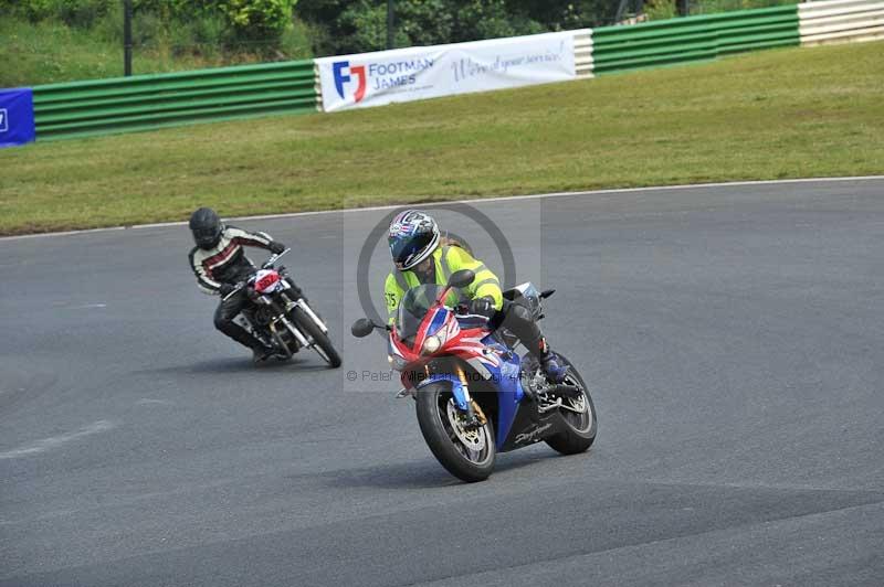 Mallory park Leicestershire;Mallory park photographs;Motorcycle action photographs;classic bikes;event digital images;eventdigitalimages;mallory park;no limits trackday;peter wileman photography;vintage bikes;vintage motorcycles;vmcc festival 1000 bikes