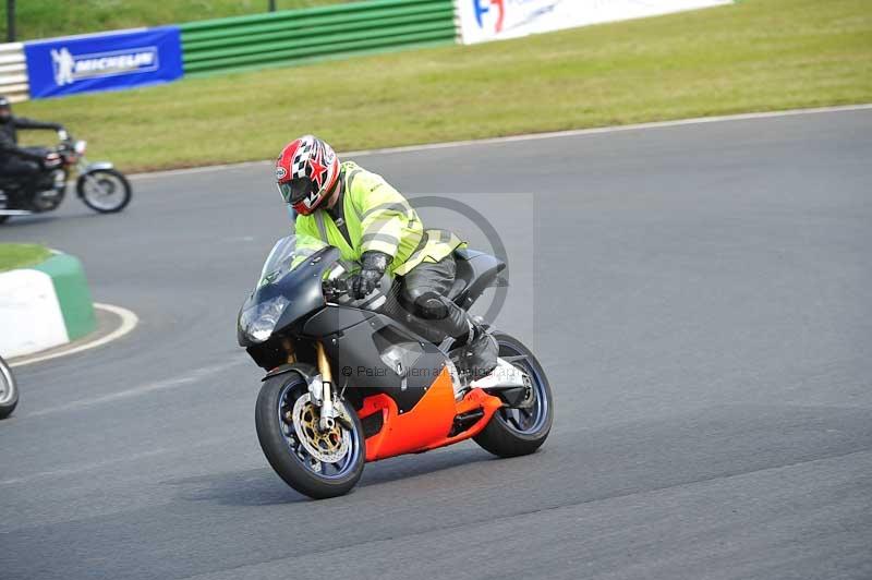 Mallory park Leicestershire;Mallory park photographs;Motorcycle action photographs;classic bikes;event digital images;eventdigitalimages;mallory park;no limits trackday;peter wileman photography;vintage bikes;vintage motorcycles;vmcc festival 1000 bikes