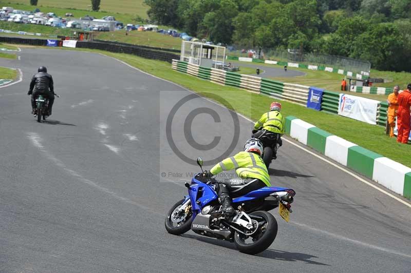 Mallory park Leicestershire;Mallory park photographs;Motorcycle action photographs;classic bikes;event digital images;eventdigitalimages;mallory park;no limits trackday;peter wileman photography;vintage bikes;vintage motorcycles;vmcc festival 1000 bikes