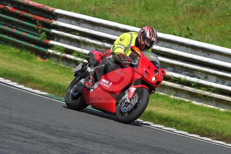 Mallory park Leicestershire;Mallory park photographs;Motorcycle action photographs;classic bikes;event digital images;eventdigitalimages;mallory park;no limits trackday;peter wileman photography;vintage bikes;vintage motorcycles;vmcc festival 1000 bikes