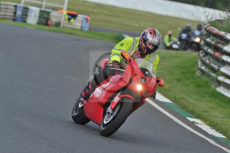 Mallory park Leicestershire;Mallory park photographs;Motorcycle action photographs;classic bikes;event digital images;eventdigitalimages;mallory park;no limits trackday;peter wileman photography;vintage bikes;vintage motorcycles;vmcc festival 1000 bikes