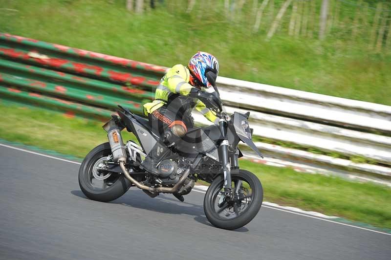 Mallory park Leicestershire;Mallory park photographs;Motorcycle action photographs;classic bikes;event digital images;eventdigitalimages;mallory park;no limits trackday;peter wileman photography;vintage bikes;vintage motorcycles;vmcc festival 1000 bikes