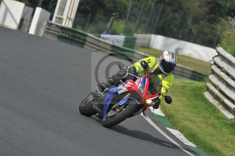 Mallory park Leicestershire;Mallory park photographs;Motorcycle action photographs;classic bikes;event digital images;eventdigitalimages;mallory park;no limits trackday;peter wileman photography;vintage bikes;vintage motorcycles;vmcc festival 1000 bikes