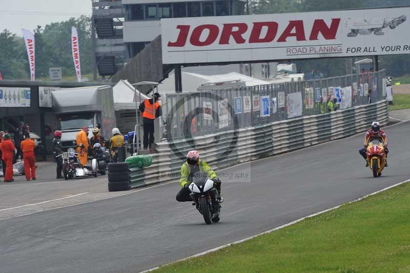 Mallory park Leicestershire;Mallory park photographs;Motorcycle action photographs;classic bikes;event digital images;eventdigitalimages;mallory park;no limits trackday;peter wileman photography;vintage bikes;vintage motorcycles;vmcc festival 1000 bikes