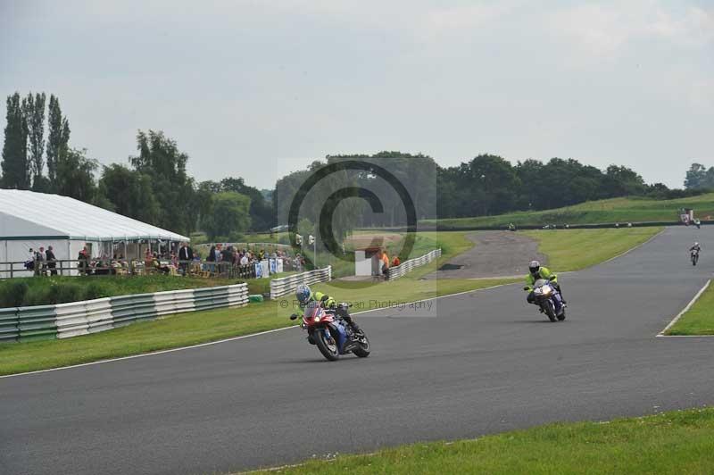 Mallory park Leicestershire;Mallory park photographs;Motorcycle action photographs;classic bikes;event digital images;eventdigitalimages;mallory park;no limits trackday;peter wileman photography;vintage bikes;vintage motorcycles;vmcc festival 1000 bikes