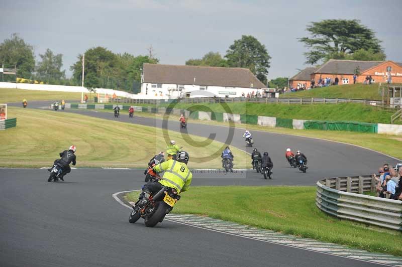 Mallory park Leicestershire;Mallory park photographs;Motorcycle action photographs;classic bikes;event digital images;eventdigitalimages;mallory park;no limits trackday;peter wileman photography;vintage bikes;vintage motorcycles;vmcc festival 1000 bikes