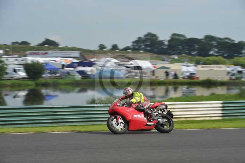 Mallory park Leicestershire;Mallory park photographs;Motorcycle action photographs;classic bikes;event digital images;eventdigitalimages;mallory park;no limits trackday;peter wileman photography;vintage bikes;vintage motorcycles;vmcc festival 1000 bikes