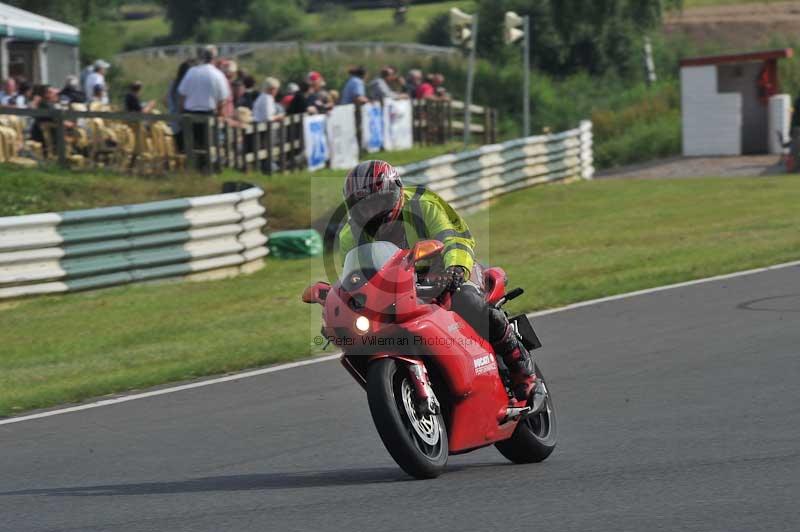 Mallory park Leicestershire;Mallory park photographs;Motorcycle action photographs;classic bikes;event digital images;eventdigitalimages;mallory park;no limits trackday;peter wileman photography;vintage bikes;vintage motorcycles;vmcc festival 1000 bikes