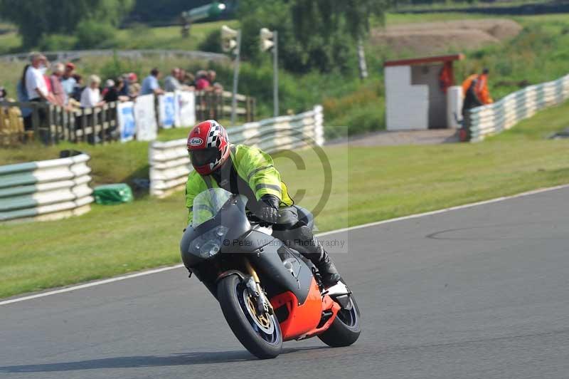 Mallory park Leicestershire;Mallory park photographs;Motorcycle action photographs;classic bikes;event digital images;eventdigitalimages;mallory park;no limits trackday;peter wileman photography;vintage bikes;vintage motorcycles;vmcc festival 1000 bikes