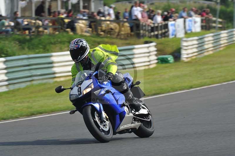 Mallory park Leicestershire;Mallory park photographs;Motorcycle action photographs;classic bikes;event digital images;eventdigitalimages;mallory park;no limits trackday;peter wileman photography;vintage bikes;vintage motorcycles;vmcc festival 1000 bikes