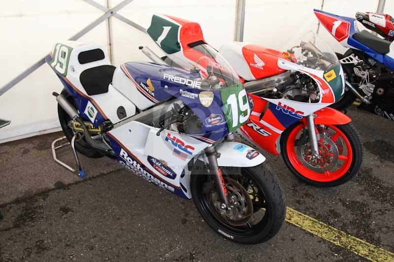 Mallory park Leicestershire;Mallory park photographs;Motorcycle action photographs;classic bikes;event digital images;eventdigitalimages;mallory park;no limits trackday;peter wileman photography;vintage bikes;vintage motorcycles;vmcc festival 1000 bikes