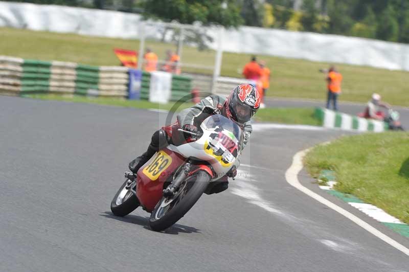 Mallory park Leicestershire;Mallory park photographs;Motorcycle action photographs;classic bikes;event digital images;eventdigitalimages;mallory park;no limits trackday;peter wileman photography;vintage bikes;vintage motorcycles;vmcc festival 1000 bikes