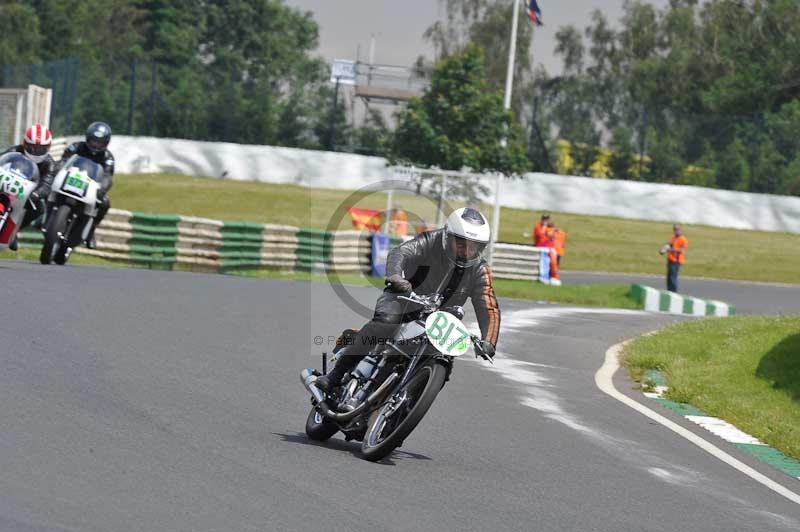 Mallory park Leicestershire;Mallory park photographs;Motorcycle action photographs;classic bikes;event digital images;eventdigitalimages;mallory park;no limits trackday;peter wileman photography;vintage bikes;vintage motorcycles;vmcc festival 1000 bikes