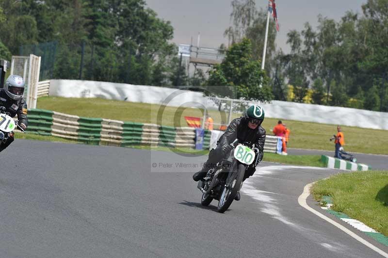 Mallory park Leicestershire;Mallory park photographs;Motorcycle action photographs;classic bikes;event digital images;eventdigitalimages;mallory park;no limits trackday;peter wileman photography;vintage bikes;vintage motorcycles;vmcc festival 1000 bikes