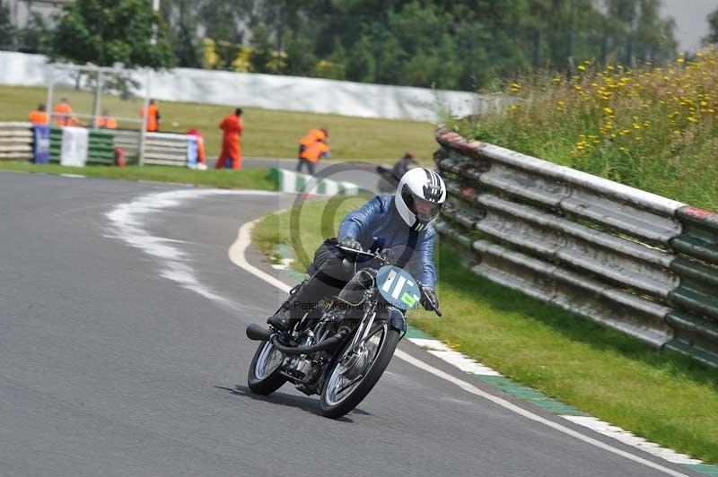 Mallory park Leicestershire;Mallory park photographs;Motorcycle action photographs;classic bikes;event digital images;eventdigitalimages;mallory park;no limits trackday;peter wileman photography;vintage bikes;vintage motorcycles;vmcc festival 1000 bikes