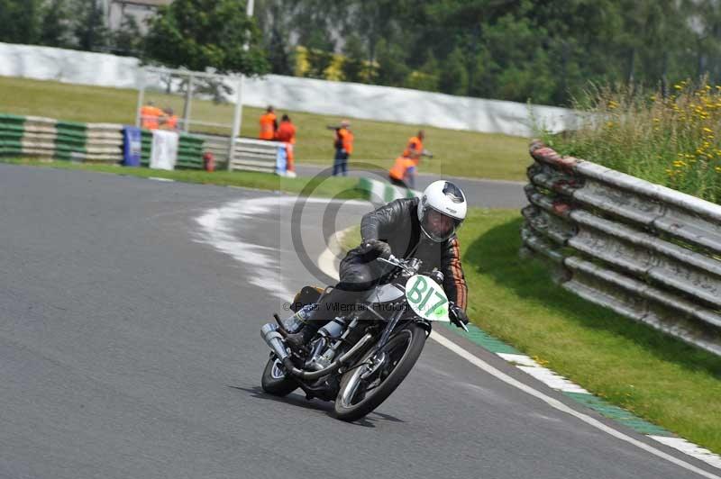 Mallory park Leicestershire;Mallory park photographs;Motorcycle action photographs;classic bikes;event digital images;eventdigitalimages;mallory park;no limits trackday;peter wileman photography;vintage bikes;vintage motorcycles;vmcc festival 1000 bikes