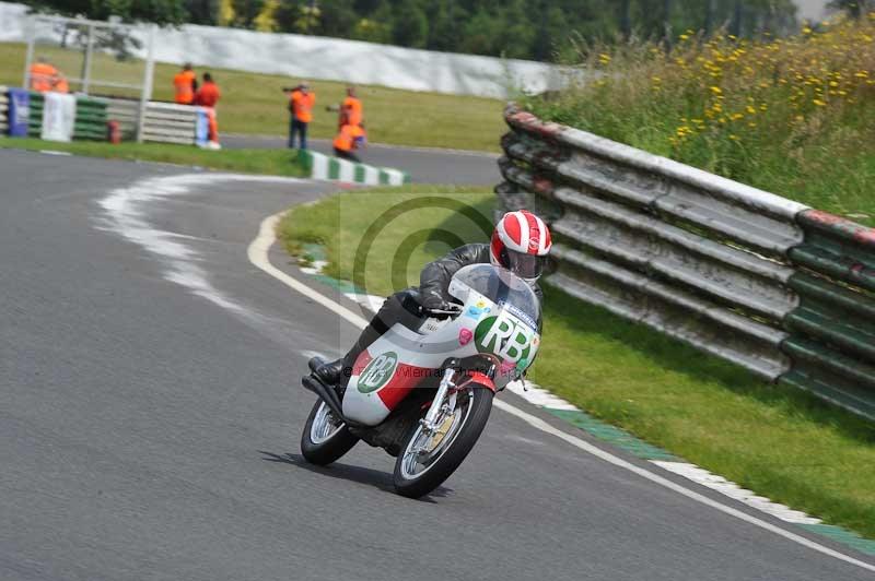 Mallory park Leicestershire;Mallory park photographs;Motorcycle action photographs;classic bikes;event digital images;eventdigitalimages;mallory park;no limits trackday;peter wileman photography;vintage bikes;vintage motorcycles;vmcc festival 1000 bikes