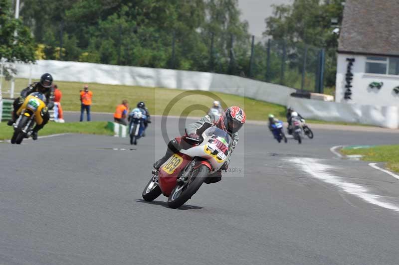 Mallory park Leicestershire;Mallory park photographs;Motorcycle action photographs;classic bikes;event digital images;eventdigitalimages;mallory park;no limits trackday;peter wileman photography;vintage bikes;vintage motorcycles;vmcc festival 1000 bikes