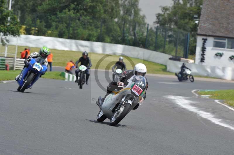 Mallory park Leicestershire;Mallory park photographs;Motorcycle action photographs;classic bikes;event digital images;eventdigitalimages;mallory park;no limits trackday;peter wileman photography;vintage bikes;vintage motorcycles;vmcc festival 1000 bikes
