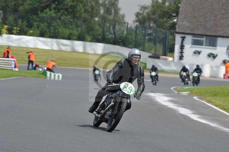 Mallory park Leicestershire;Mallory park photographs;Motorcycle action photographs;classic bikes;event digital images;eventdigitalimages;mallory park;no limits trackday;peter wileman photography;vintage bikes;vintage motorcycles;vmcc festival 1000 bikes