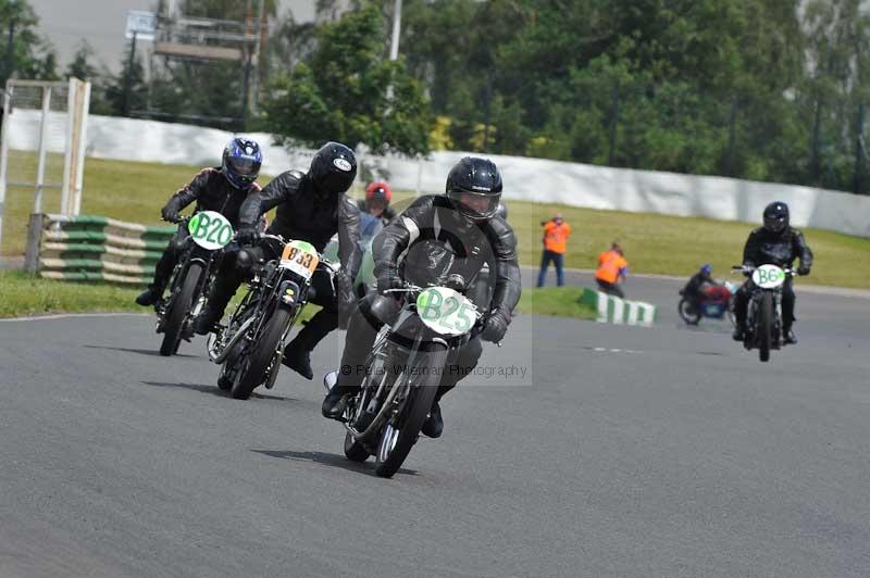 Mallory park Leicestershire;Mallory park photographs;Motorcycle action photographs;classic bikes;event digital images;eventdigitalimages;mallory park;no limits trackday;peter wileman photography;vintage bikes;vintage motorcycles;vmcc festival 1000 bikes