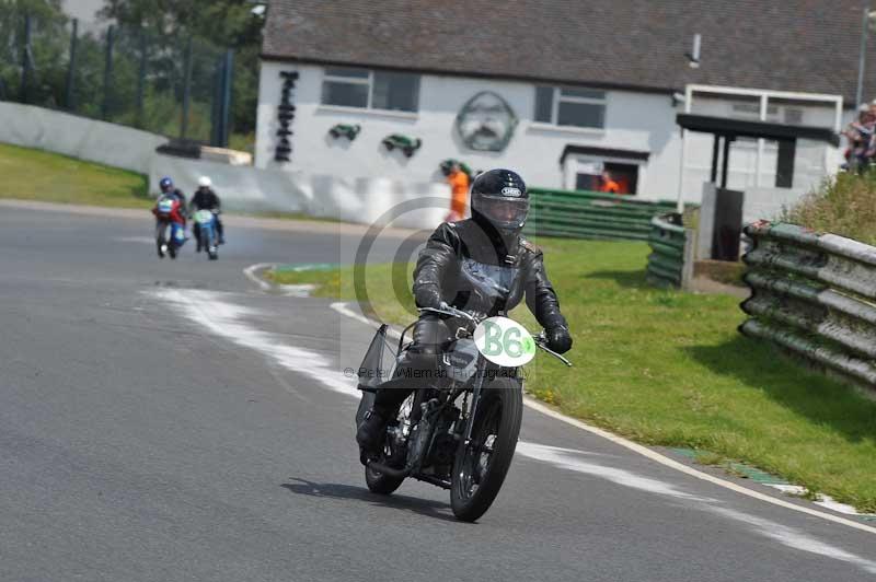 Mallory park Leicestershire;Mallory park photographs;Motorcycle action photographs;classic bikes;event digital images;eventdigitalimages;mallory park;no limits trackday;peter wileman photography;vintage bikes;vintage motorcycles;vmcc festival 1000 bikes