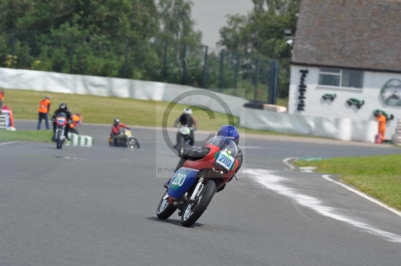 Mallory park Leicestershire;Mallory park photographs;Motorcycle action photographs;classic bikes;event digital images;eventdigitalimages;mallory park;no limits trackday;peter wileman photography;vintage bikes;vintage motorcycles;vmcc festival 1000 bikes