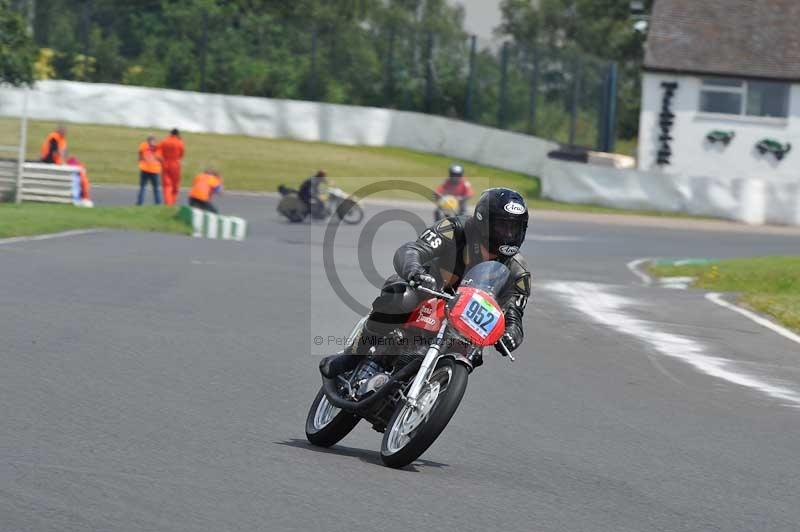 Mallory park Leicestershire;Mallory park photographs;Motorcycle action photographs;classic bikes;event digital images;eventdigitalimages;mallory park;no limits trackday;peter wileman photography;vintage bikes;vintage motorcycles;vmcc festival 1000 bikes