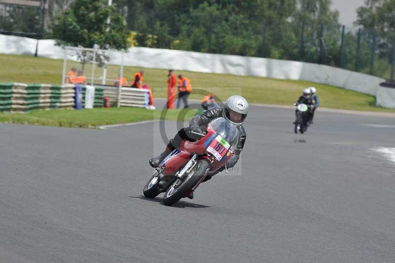 Mallory park Leicestershire;Mallory park photographs;Motorcycle action photographs;classic bikes;event digital images;eventdigitalimages;mallory park;no limits trackday;peter wileman photography;vintage bikes;vintage motorcycles;vmcc festival 1000 bikes