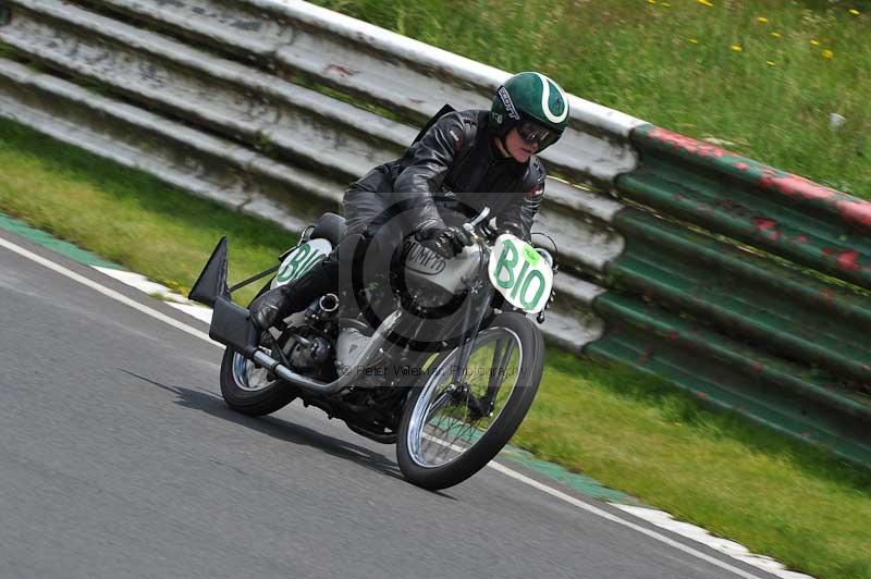 Mallory park Leicestershire;Mallory park photographs;Motorcycle action photographs;classic bikes;event digital images;eventdigitalimages;mallory park;no limits trackday;peter wileman photography;vintage bikes;vintage motorcycles;vmcc festival 1000 bikes