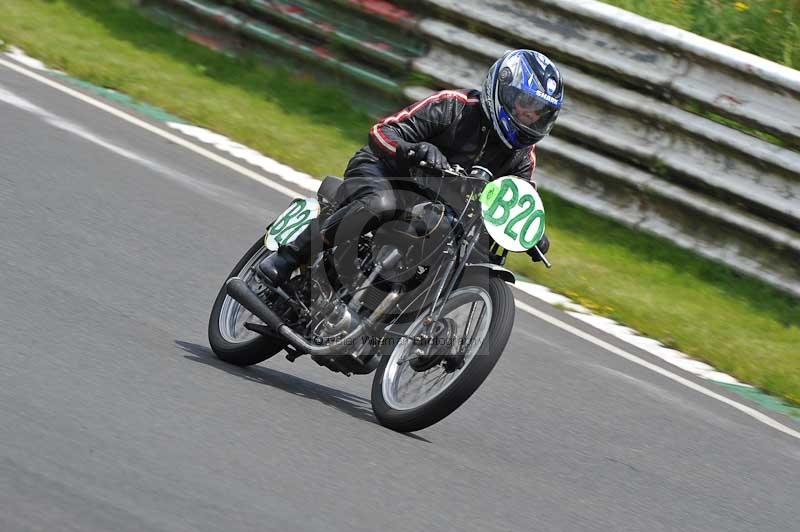 Mallory park Leicestershire;Mallory park photographs;Motorcycle action photographs;classic bikes;event digital images;eventdigitalimages;mallory park;no limits trackday;peter wileman photography;vintage bikes;vintage motorcycles;vmcc festival 1000 bikes