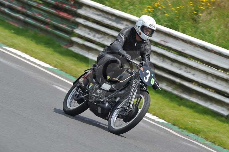 Mallory park Leicestershire;Mallory park photographs;Motorcycle action photographs;classic bikes;event digital images;eventdigitalimages;mallory park;no limits trackday;peter wileman photography;vintage bikes;vintage motorcycles;vmcc festival 1000 bikes