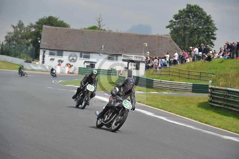 Mallory park Leicestershire;Mallory park photographs;Motorcycle action photographs;classic bikes;event digital images;eventdigitalimages;mallory park;no limits trackday;peter wileman photography;vintage bikes;vintage motorcycles;vmcc festival 1000 bikes