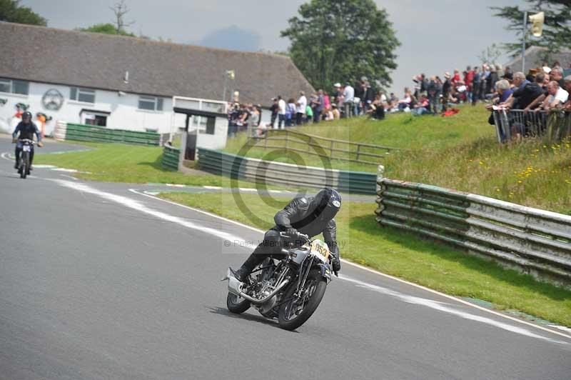 Mallory park Leicestershire;Mallory park photographs;Motorcycle action photographs;classic bikes;event digital images;eventdigitalimages;mallory park;no limits trackday;peter wileman photography;vintage bikes;vintage motorcycles;vmcc festival 1000 bikes