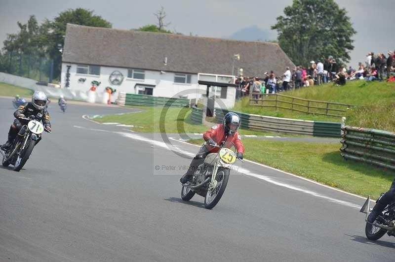 Mallory park Leicestershire;Mallory park photographs;Motorcycle action photographs;classic bikes;event digital images;eventdigitalimages;mallory park;no limits trackday;peter wileman photography;vintage bikes;vintage motorcycles;vmcc festival 1000 bikes