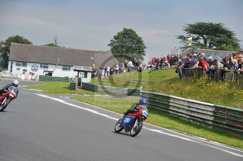 Mallory park Leicestershire;Mallory park photographs;Motorcycle action photographs;classic bikes;event digital images;eventdigitalimages;mallory park;no limits trackday;peter wileman photography;vintage bikes;vintage motorcycles;vmcc festival 1000 bikes