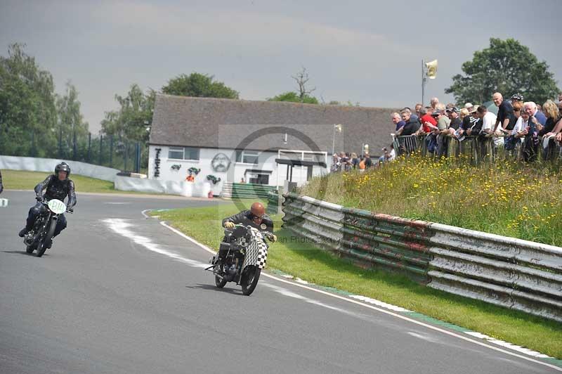 Mallory park Leicestershire;Mallory park photographs;Motorcycle action photographs;classic bikes;event digital images;eventdigitalimages;mallory park;no limits trackday;peter wileman photography;vintage bikes;vintage motorcycles;vmcc festival 1000 bikes